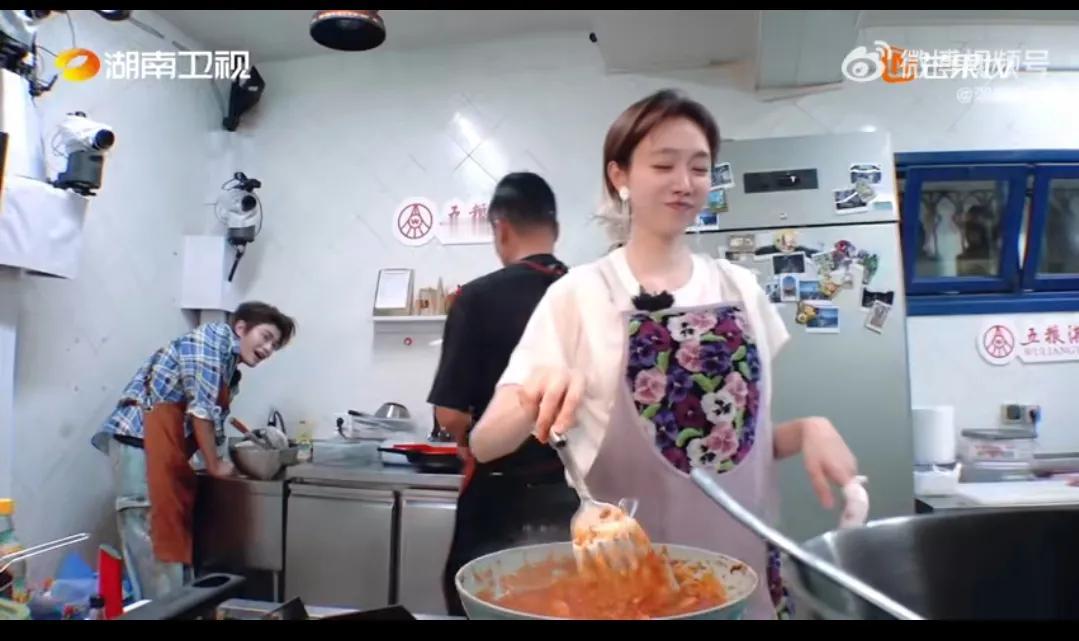 翟潇闻大概没料到，嘴里的瓜还没嚼碎，自己就成了瓜的主角。
 
当黄晓明唱罢，林大