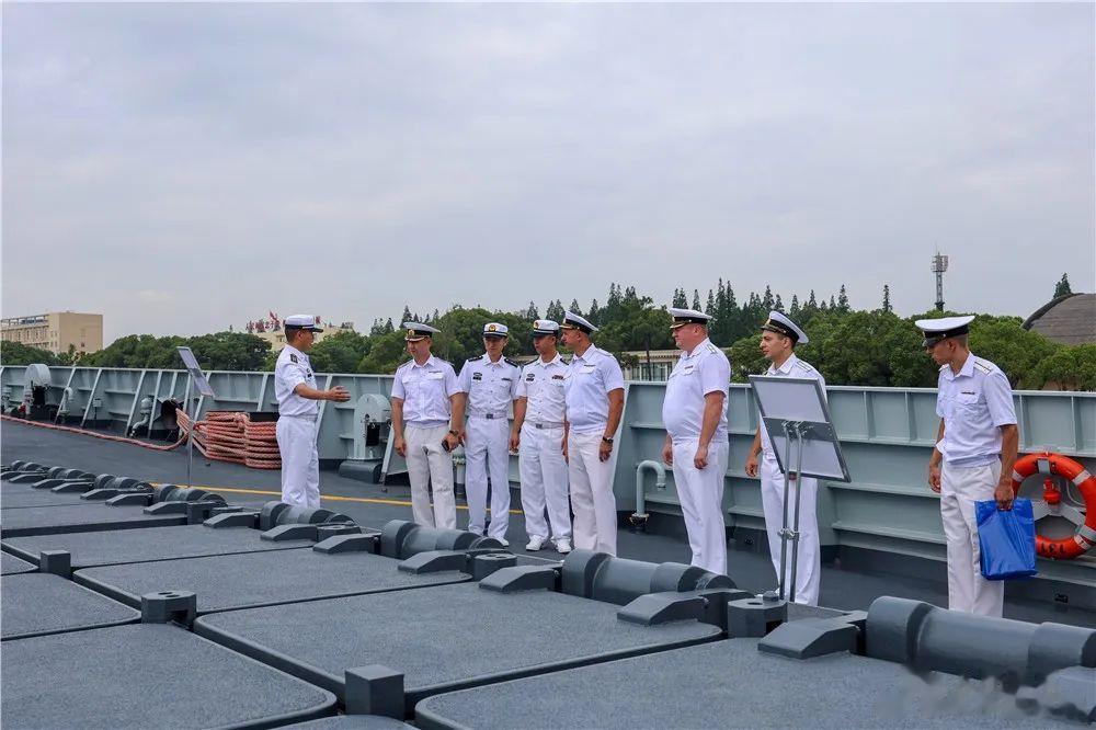 虾仁猪心！中俄海军官兵在上海吴淞军港相互登舰参观对方军舰，俄罗斯海军来的是2艘满