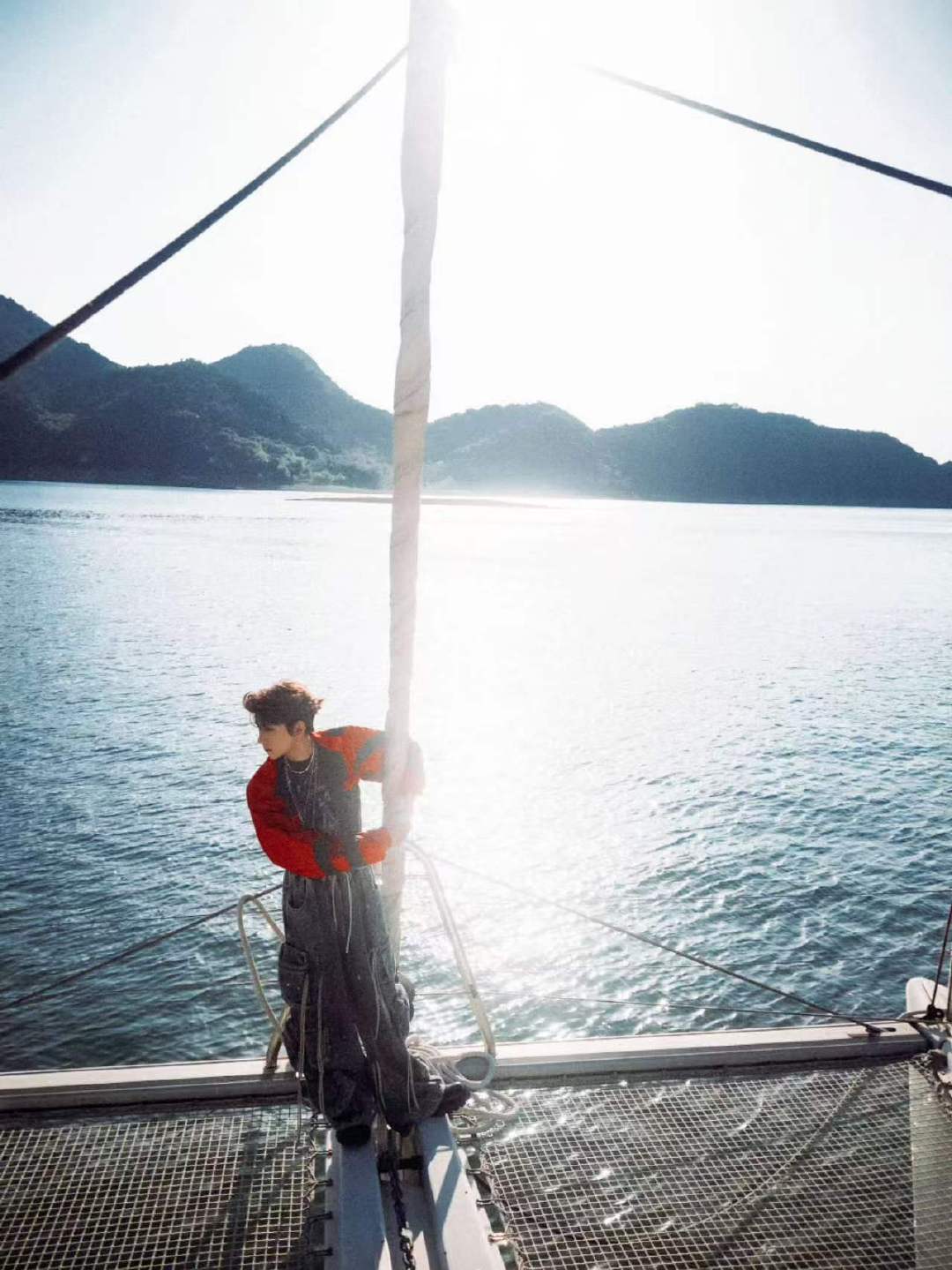 王源王源海边氛围照王源海边逆光氛围感 这个海边逆光照也太有氛围感了吧！ 