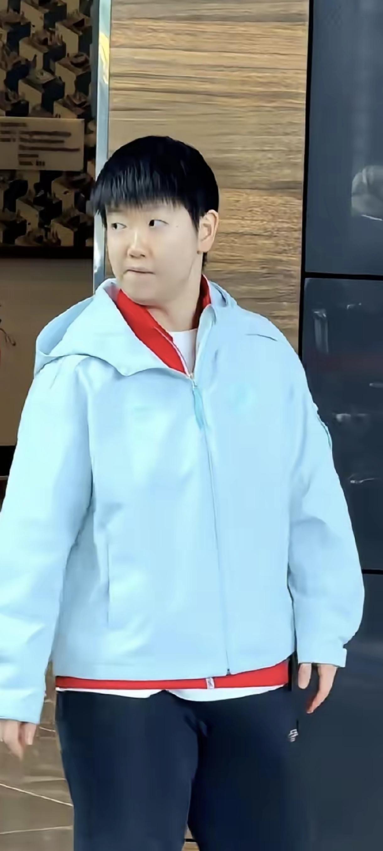 我就是想问问，是谁抓拍的这一瞬间。莎莎的这一表情好难拿捏呀！是搞怪？是耍帅？还是