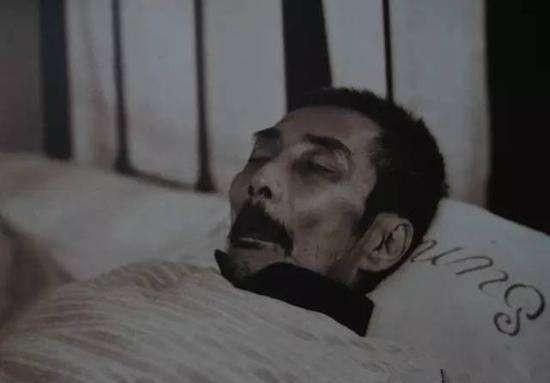 1933年2月，鲁迅认识了美国著名记者埃德加·斯诺。经鲁迅同意，斯诺将他的小说翻