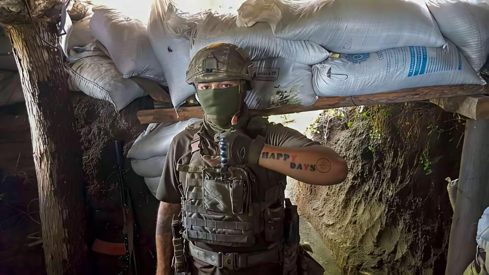 这名英国士兵以雇佣兵的身份帮助乌克兰打俄罗斯。然后被俄罗斯俘虏。

被俄罗斯放出