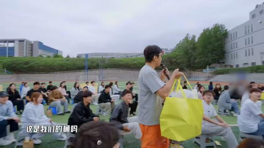 看邓超把衣服借给观众那段，我直接笑中带泪。他一边脱还一边碎碎念“是不是很冷”，这