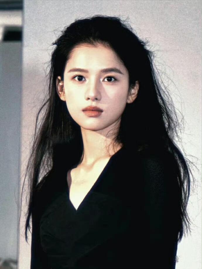 最接近张婧仪真人的样子地母系长相的权威有人能懂吗！！！我仪在内娱辨识度真的独一份