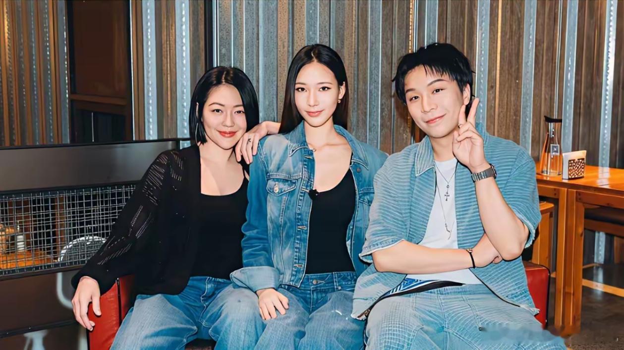 小S和大女儿首度节目合体小S和大女儿首度在《小姐不熙娣》合体啦！母女俩的气质都很