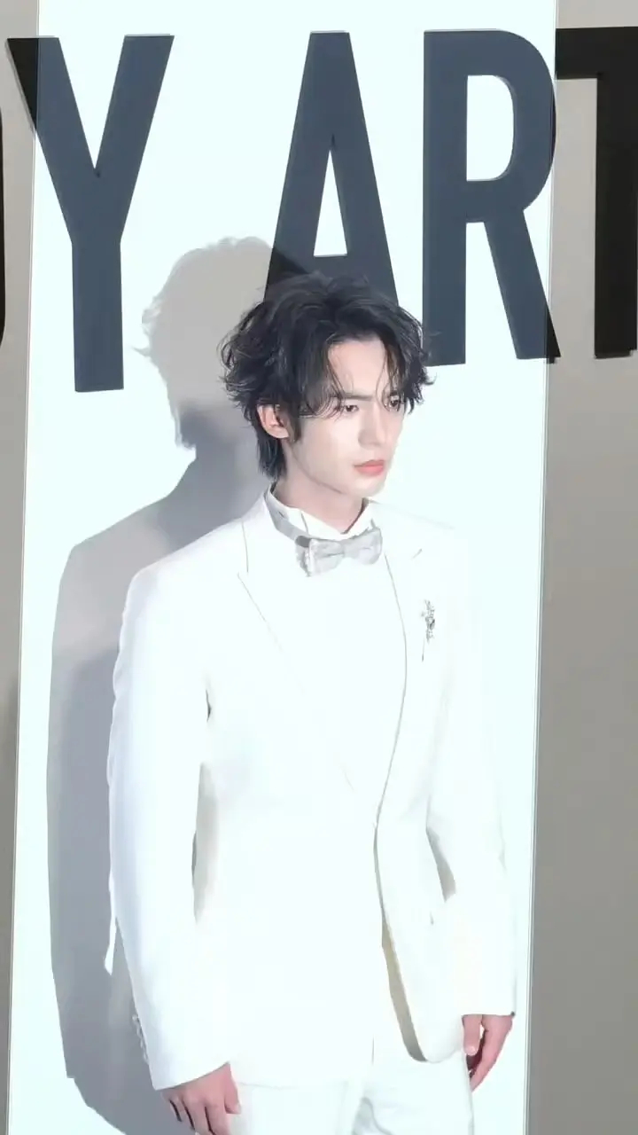 于适Dior今日活动造型，有破碎感但是不憔悴，听说生病了，连轴转好好休息！ 