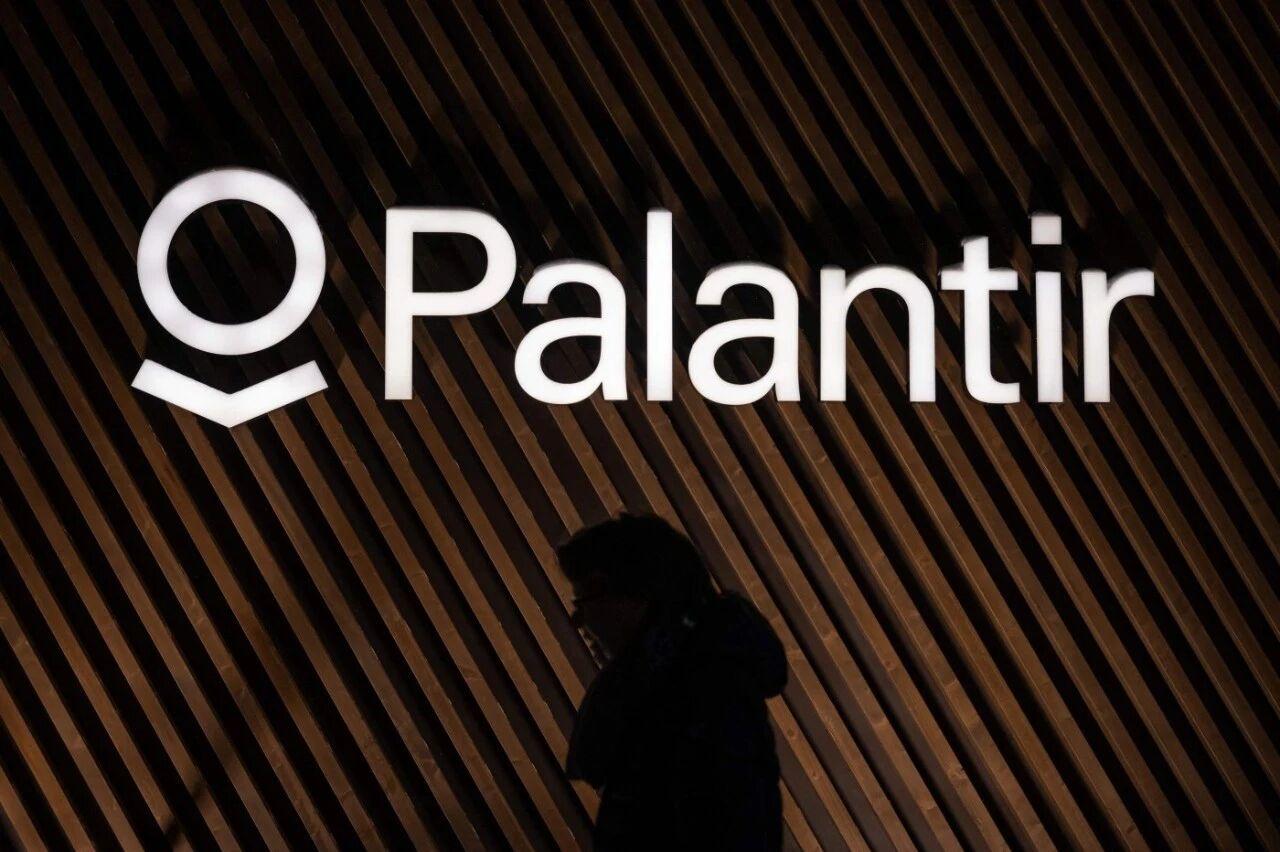 Palantir周一公布强劲业绩并大幅上调全年预期，推动股价上涨。公司第二季度营