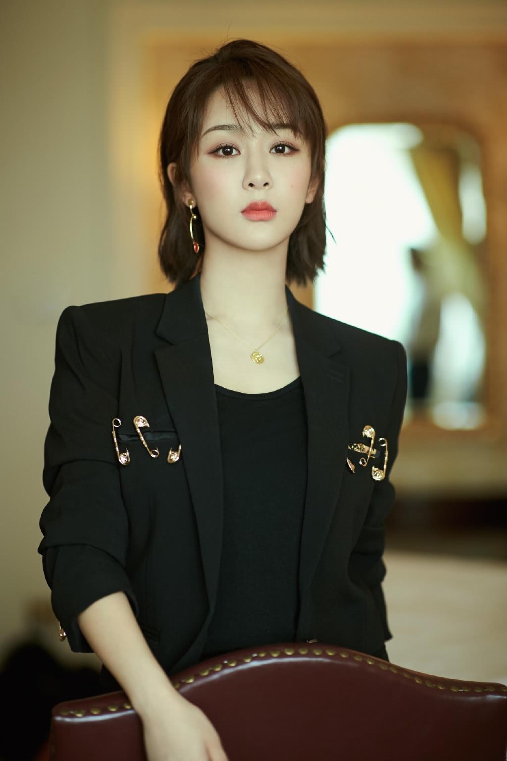 杨紫这个人，
完全经不住扒，
因为一旦你扒你就会发现，她真的越扒越让人佩服！
