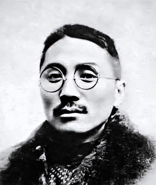 1936年，香港，一场欢愉后，一男子抚着余婉君的酥胸，眼神闪烁：“你丈夫不是王亚
