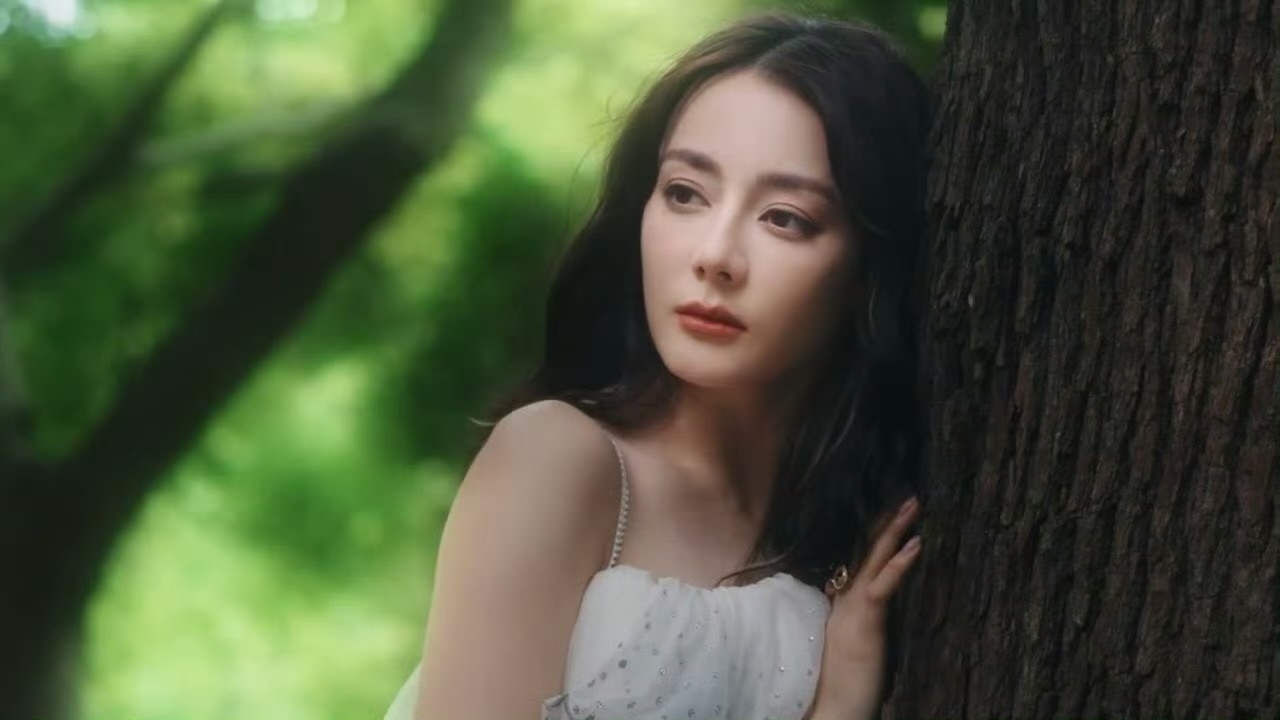 迪丽热巴  迪丽热巴即将登上《VOGUE服饰与美容》2026年8月刊封面，继去年