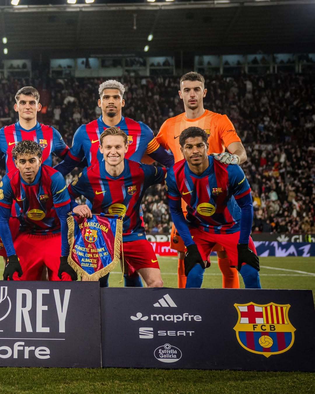 巴萨首发11人合影。阿尔瓦塞特1比2巴萨