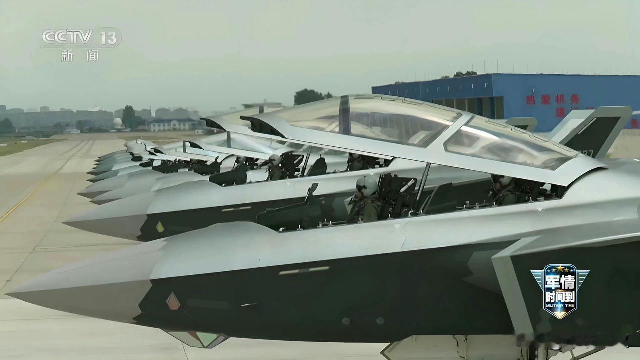 帅气的双座型，数量又多性能又强，显然经过多年改进升级，已经成批量装备。双座的好处