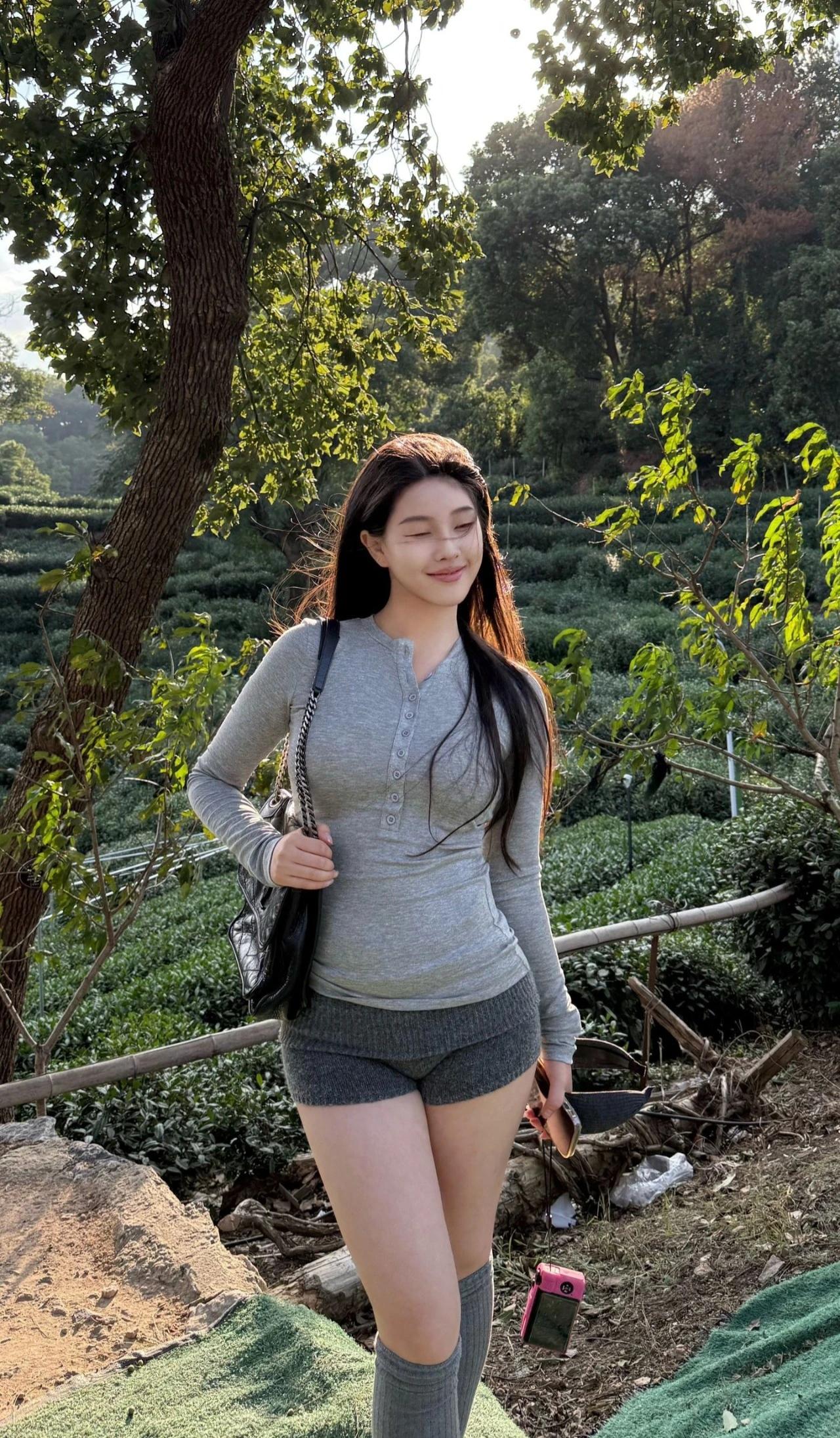 户外拍照，几个拍照动作，松弛漂亮，上镜出片很自然