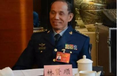 1989年，林贤顺驾机企图飞过台湾海峡中线，身后12架战斗机紧追不舍，突然对面来