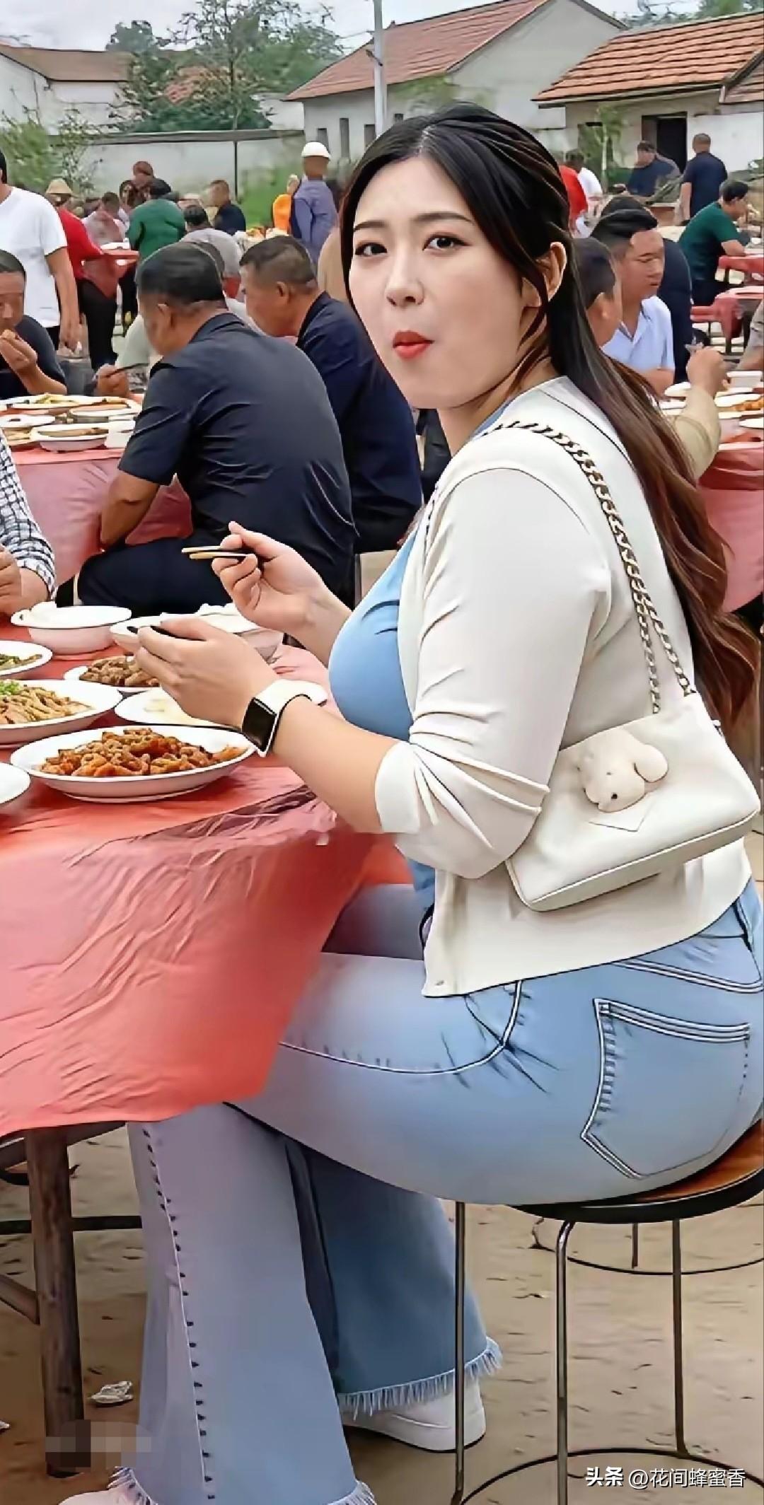 参加发小婚宴
遇心动一幕！姑娘
频频转头看我，我该搭话吗？
 
回农村参加发小的