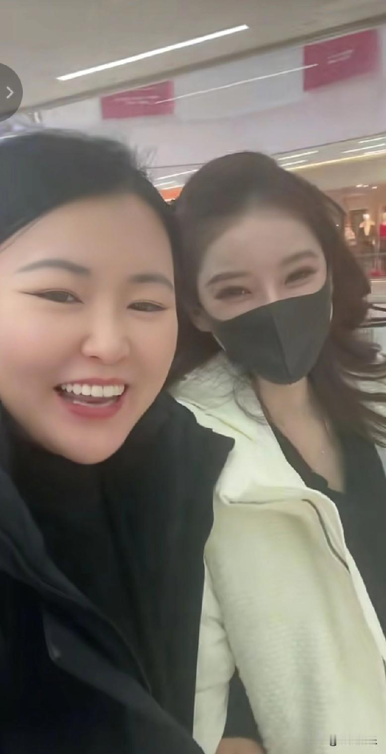 马筱梅和麻六记的员工相处得非常好，一点老板娘的架子都没有。马筱梅到石家庄店长李雯