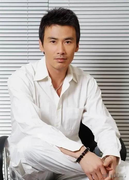 导演柳云龙说：拍《风筝》这部戏最难的就是找不到“影子”这个角色的演员，前前后后试