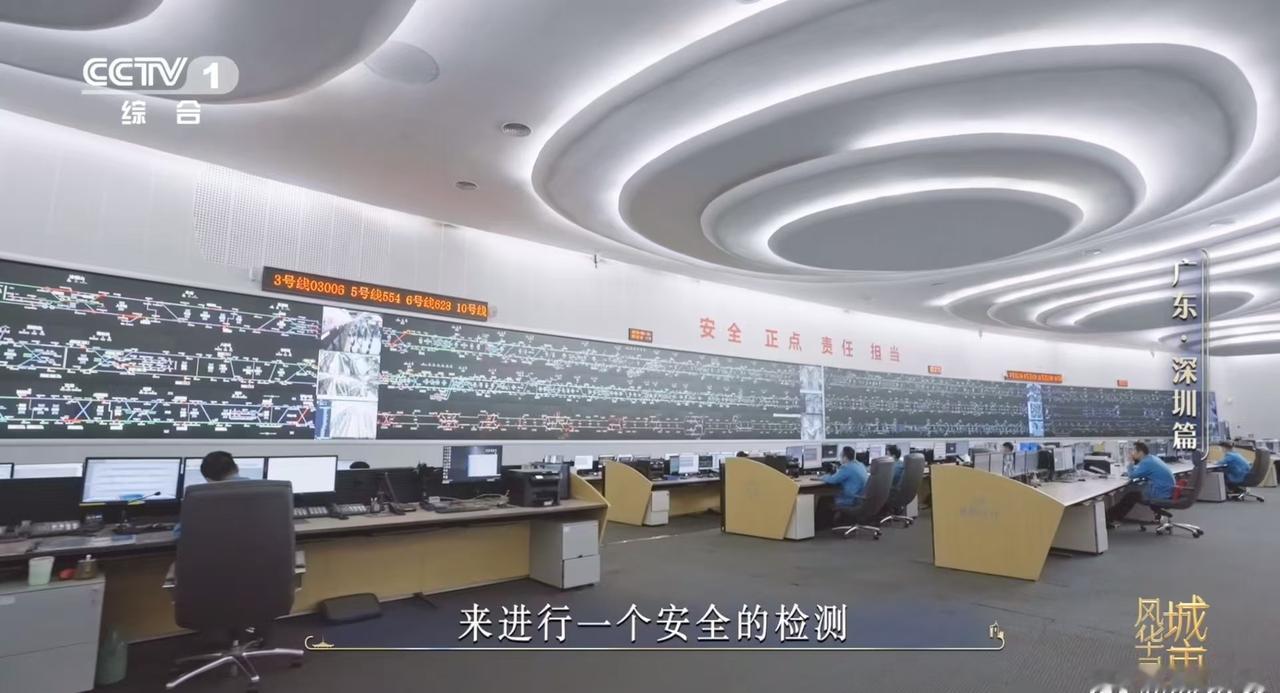 深圳地铁列车自己洗澡睡觉深圳地铁列车太有意思了，有自己“洗澡睡觉”的一套流程。晚