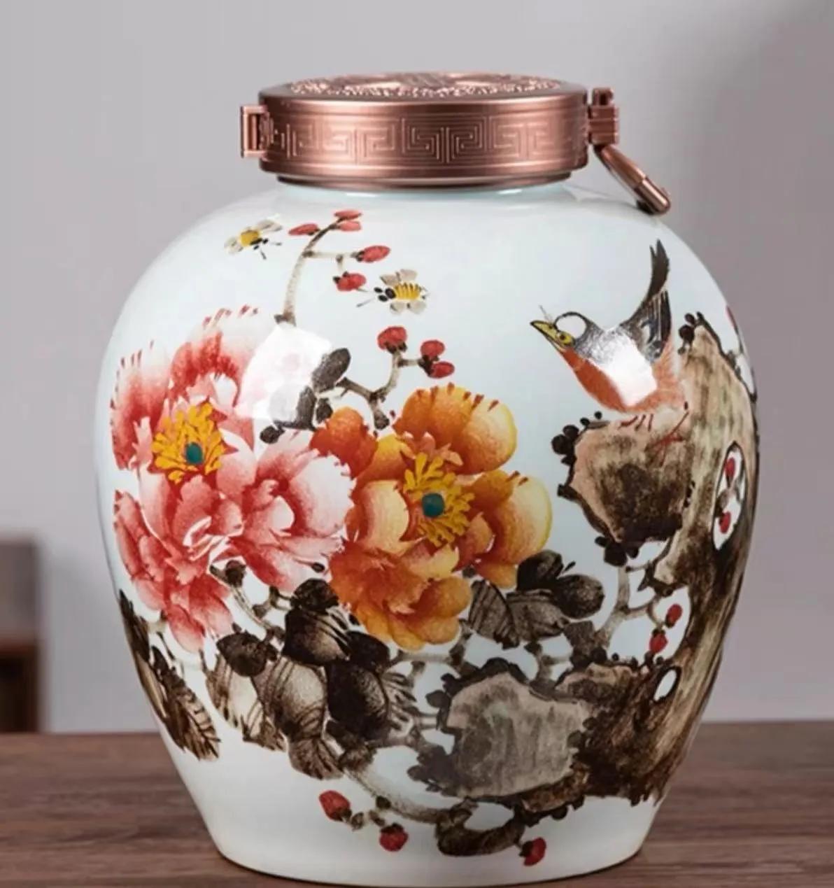 然而，这位商家的话似乎只看到了表面。我们不得不问：为什么会出现这种“茶叶罐装骨灰