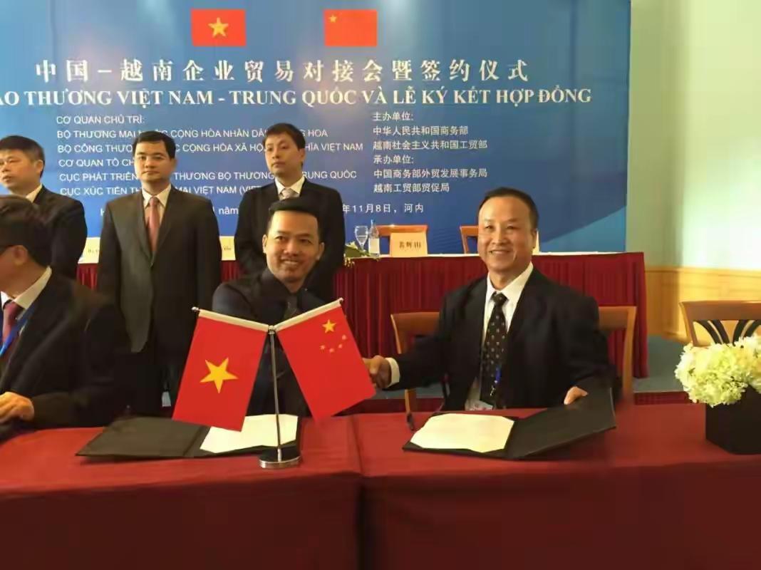 短期订单红利不等于长久国力。
当地全民沉浸在高速发展的狂欢里，大肆扩张厂房、加码