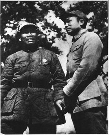 1927年，几个土匪踹开大门，指着朱老总就问：“你是谁！朱德去哪了？”朱老总不慌