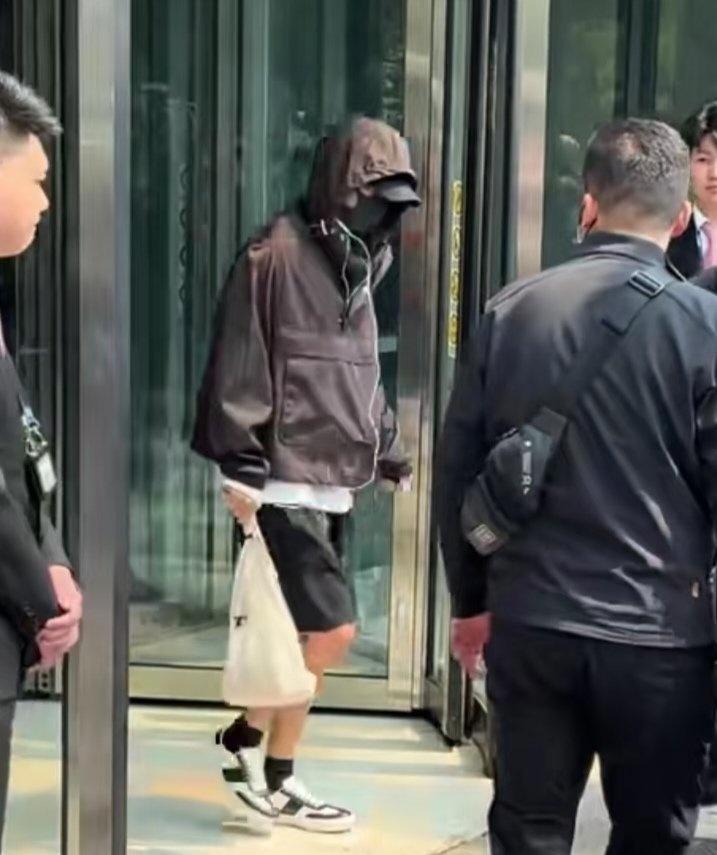 这一身打扮，不带保镖的话，谁认得出是顶流肖战？[允悲] ​​​