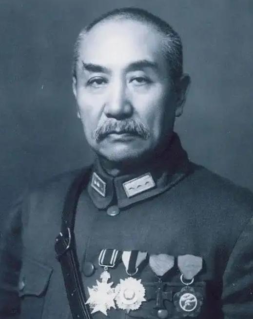 1949年，太原解放前，10个特务刚杀了一批地下党员，正在喝酒庆祝。可特务不知道