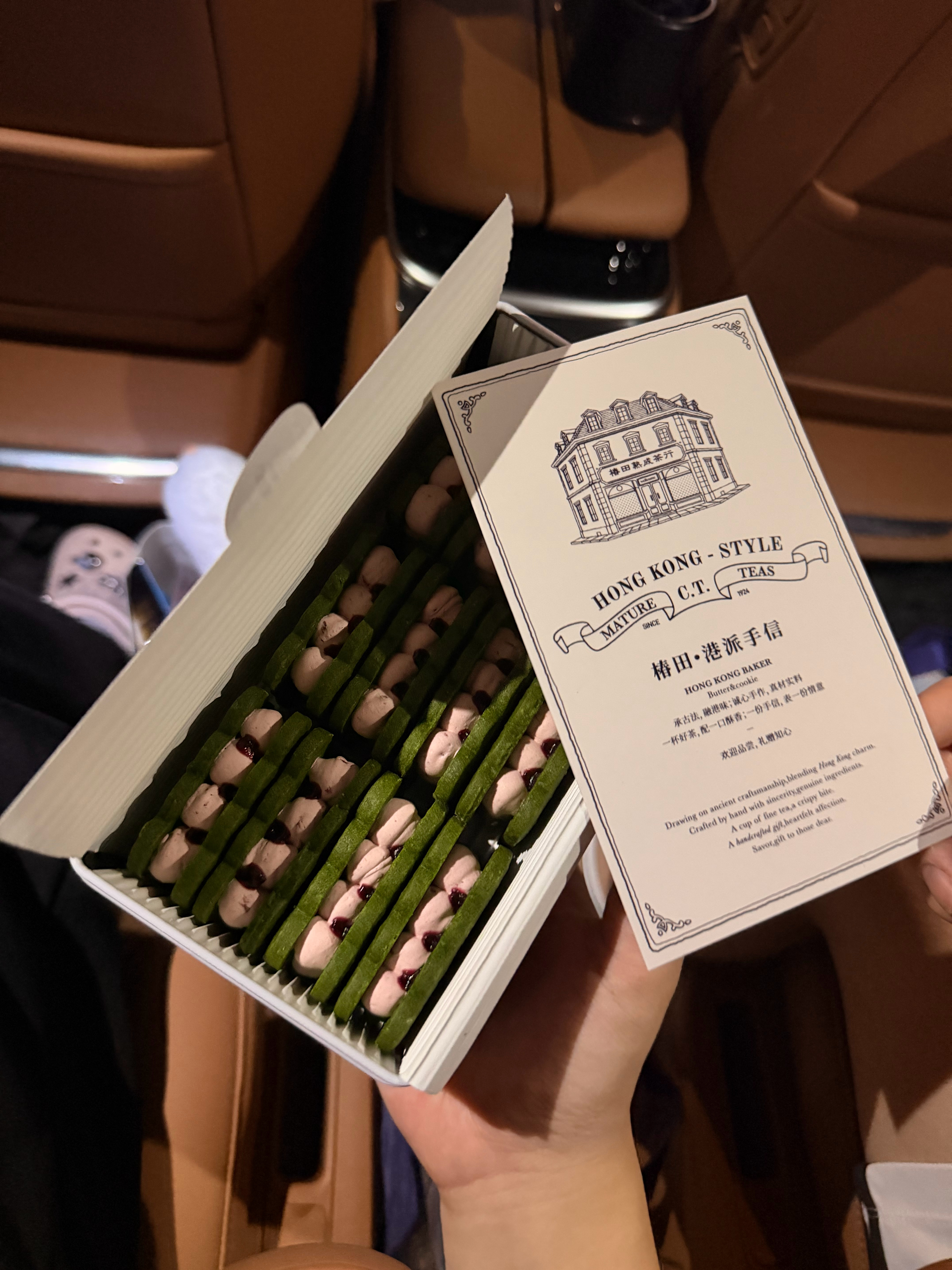 无论是你主动分享的日常还是误触发出去的日常我都觉得很有趣啊，别一个人躲在角落难过