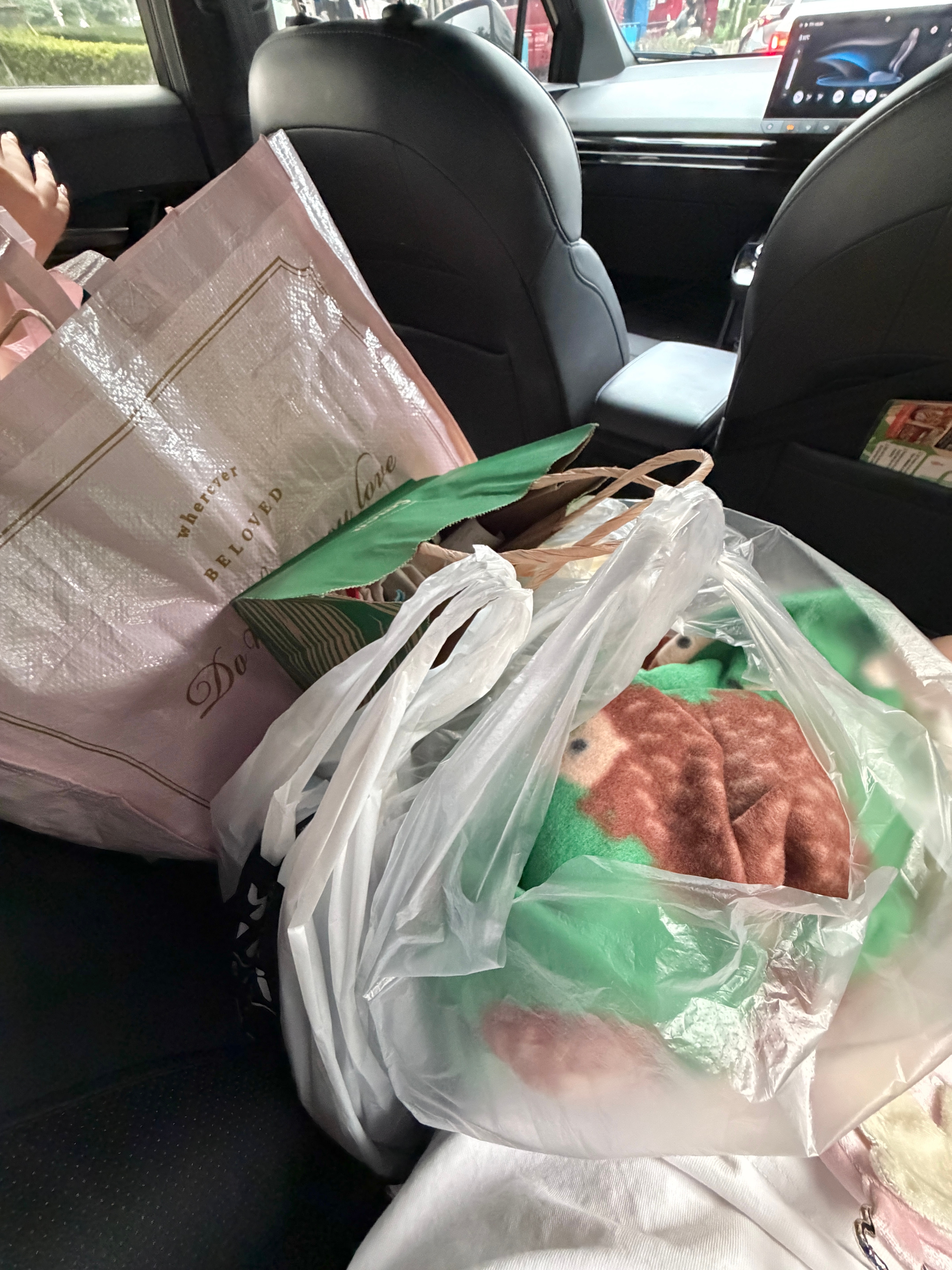 甚至还敢买 今天要把我裤子上的口袋合理利用一下 全部塞满再上飞机 清迈不要赶我走