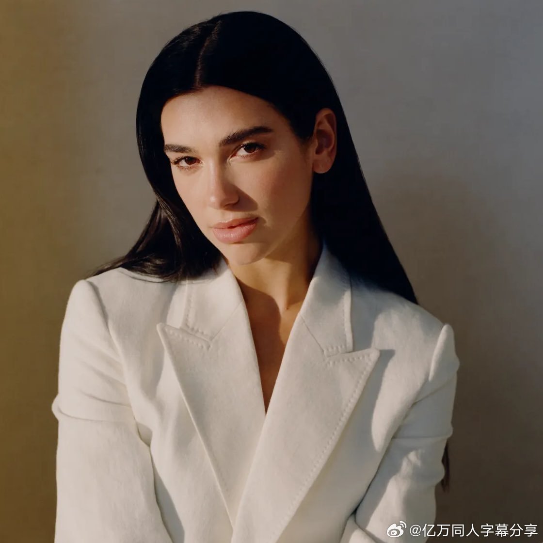 亿万同人字幕组  杜阿·利帕加盟 A24 出品的新喜剧电影《巅峰》，该片由莫莉·