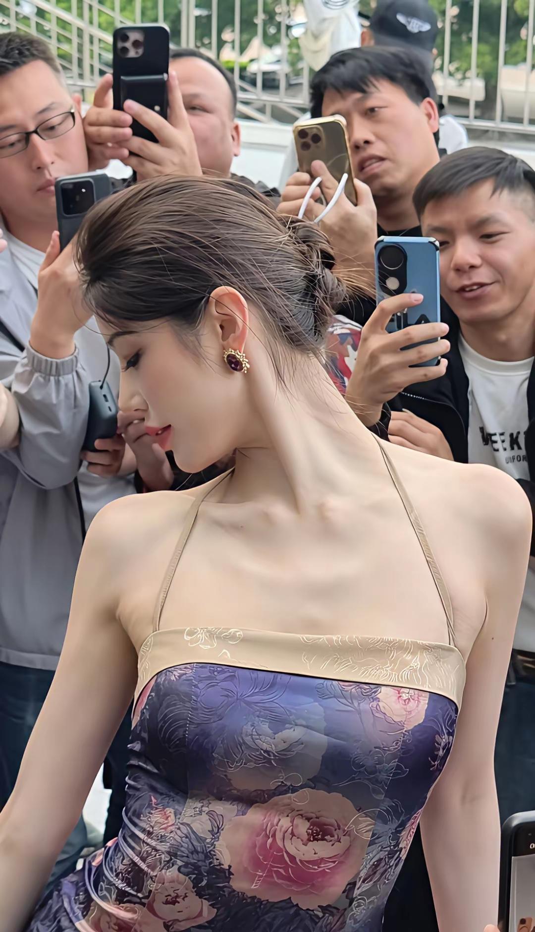 不看豪车只看人
她站在那里，就是一道雪白风景；而他们举着手机，成了风景的陪衬。车