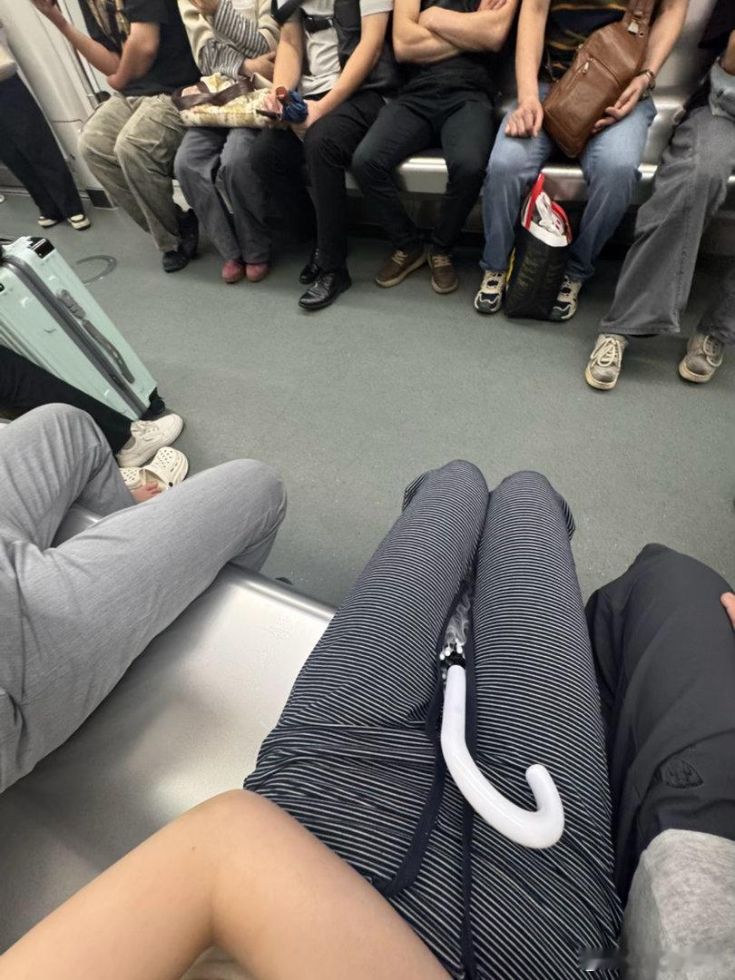 真的很想骂人 左边这个人把腿并拢完全可以再坐一个人 非要张那么大 你腿中间是有什