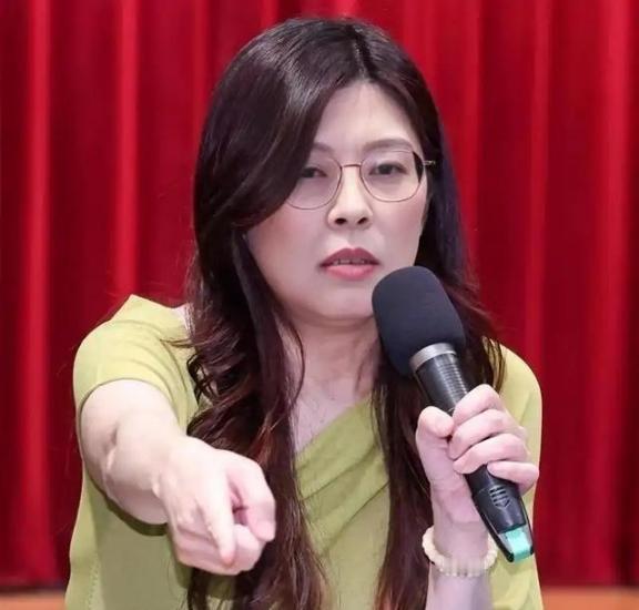 丢掉幻想，准备斗争！国民党已经正式退出了历史舞台的主角席位。郑丽文公开拒绝一国两