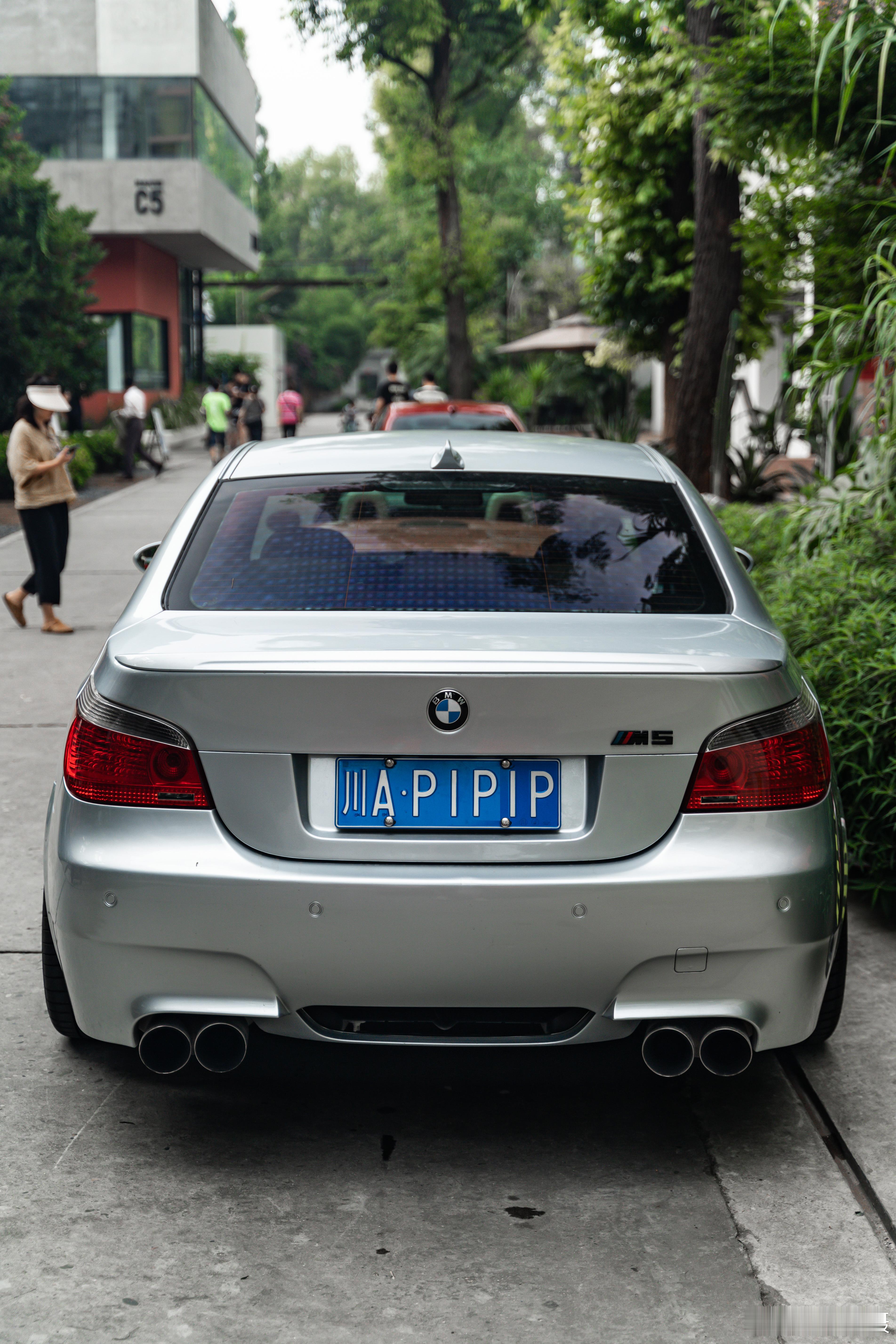 BMW E60 M5克里斯班戈的设计虽然当时饱受争议，但放到如今来看，线条是那么