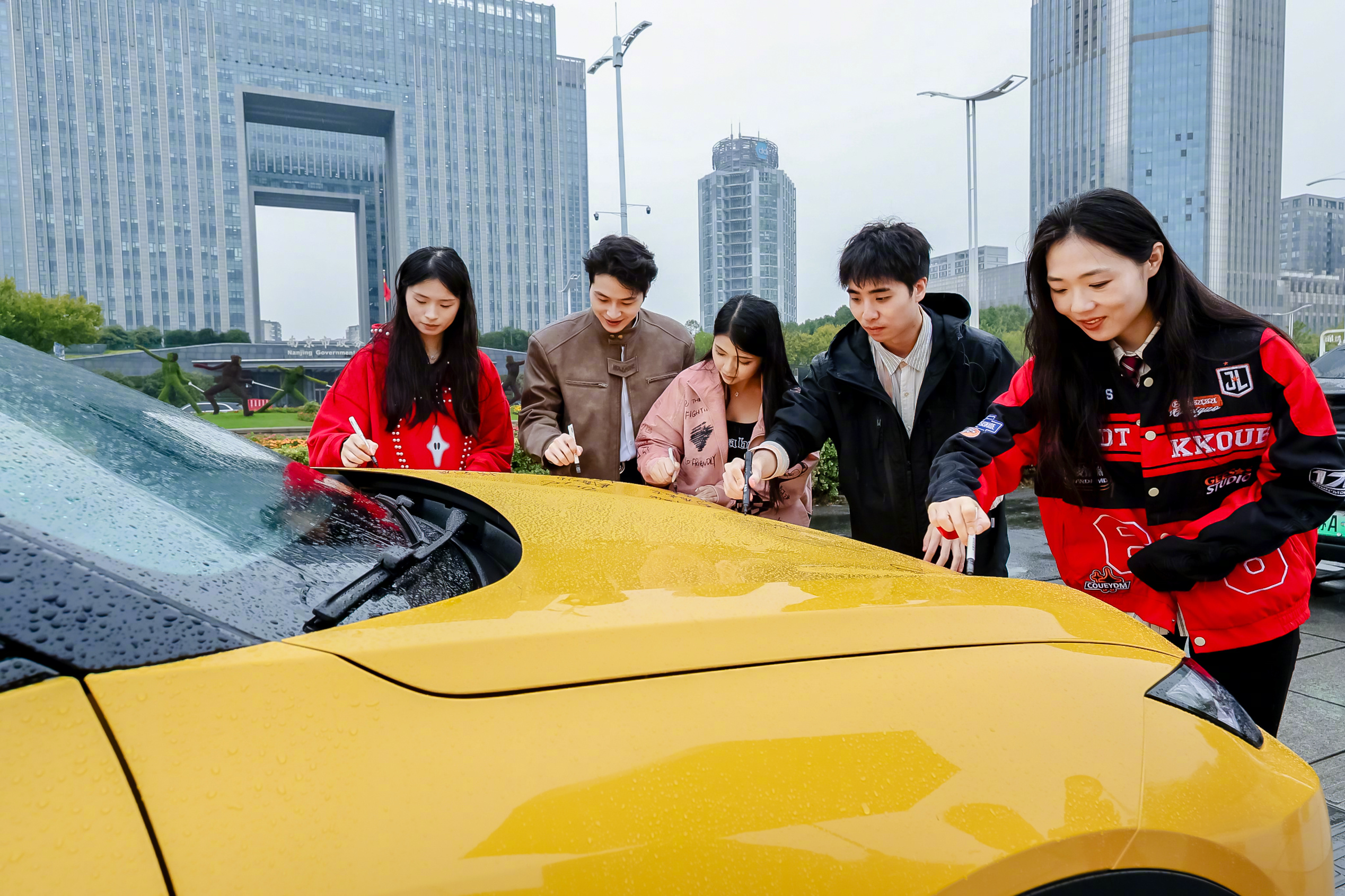 苏超现场最特别的应援蓝海与泰州共谱传奇蓝图当镜头扫过决赛看台，那一片翻涌的“深蓝