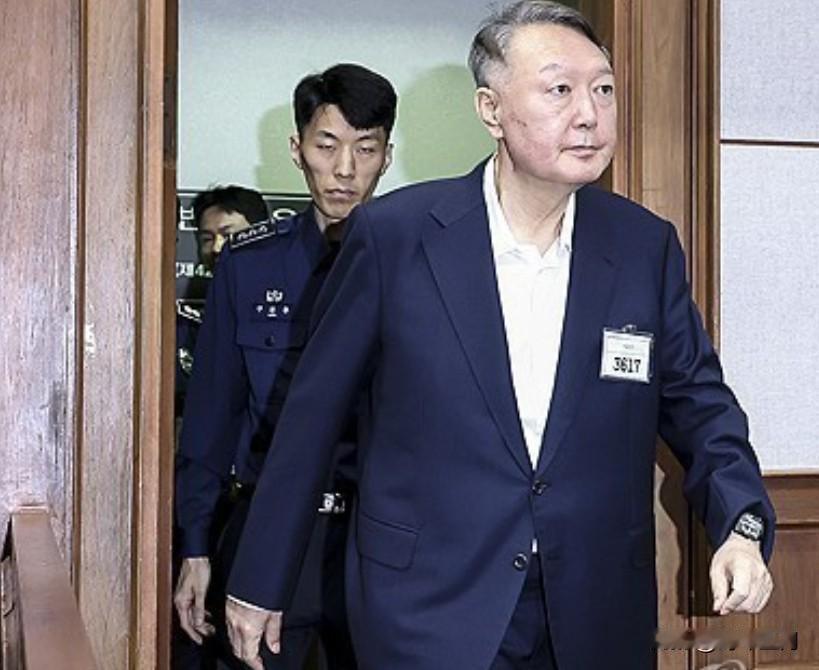 尹锡悦透露发动戒严原因，大意就是说韩军士兵生活条件极差，已经住着锈迹斑斑的老房子