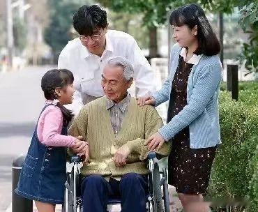 老人养老请保姆还是自家人，这是个难题。
对于单身老人，超过七成请保姆养老。这不是