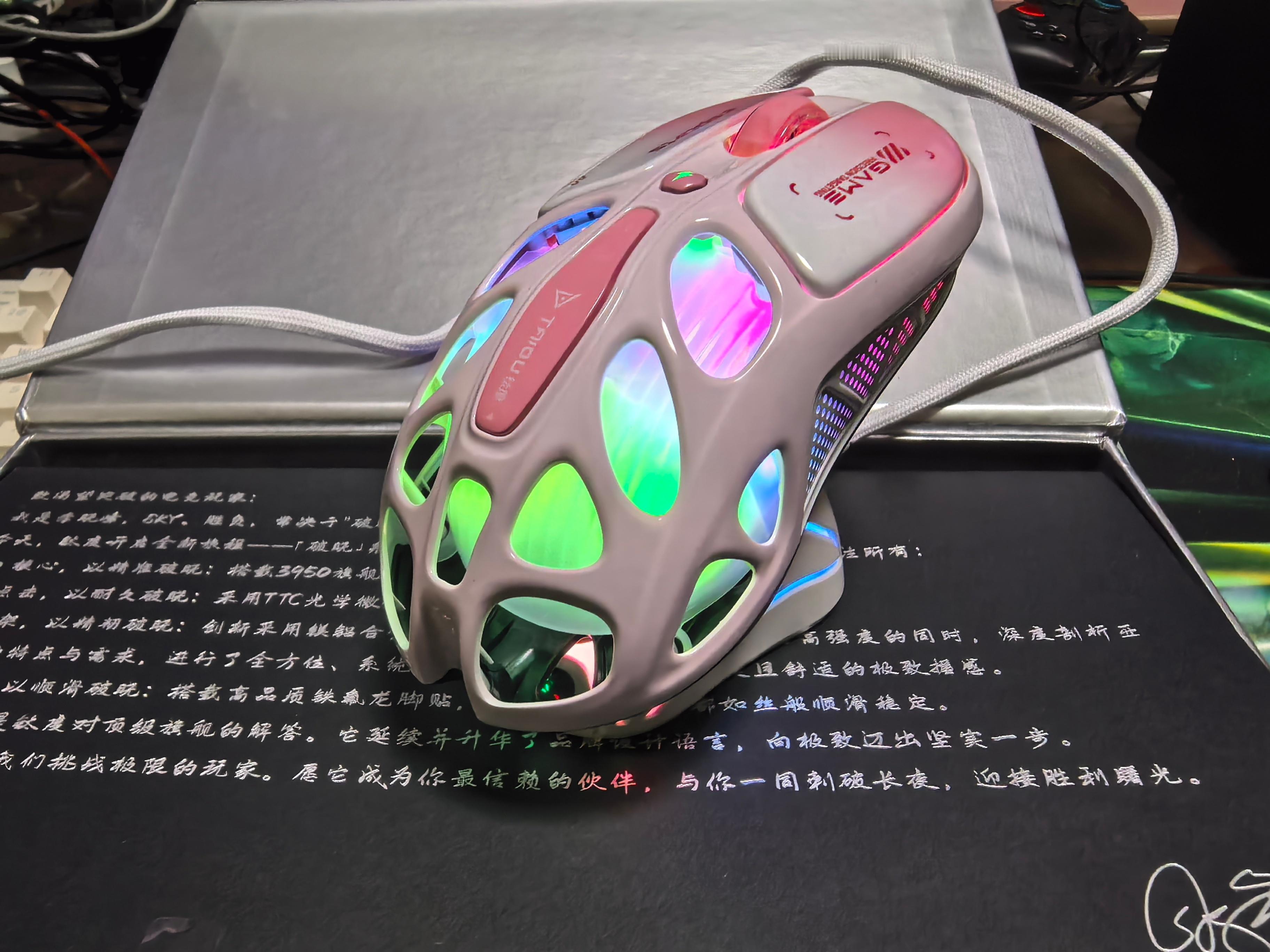 也是用上了钛度目前顶级旗舰款的科幻感极强的3950星闪方案镁合金洞洞鼠。说下体验