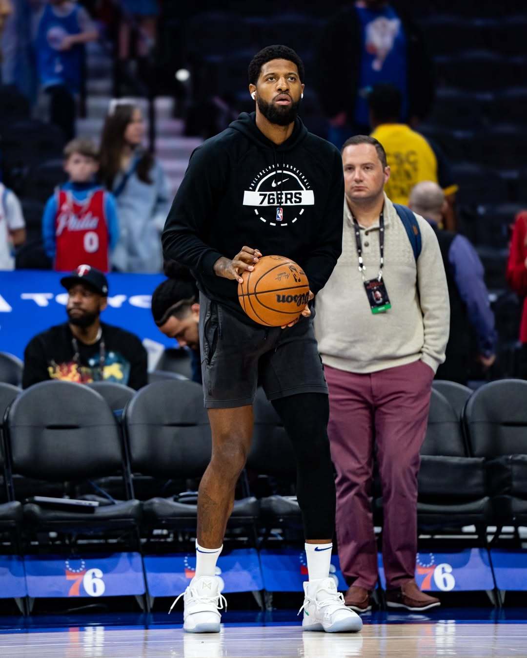 随队摄影师作品！点赞取图～分享保罗·乔治早前在主场赛事赛前热身训练时的现场酷图！