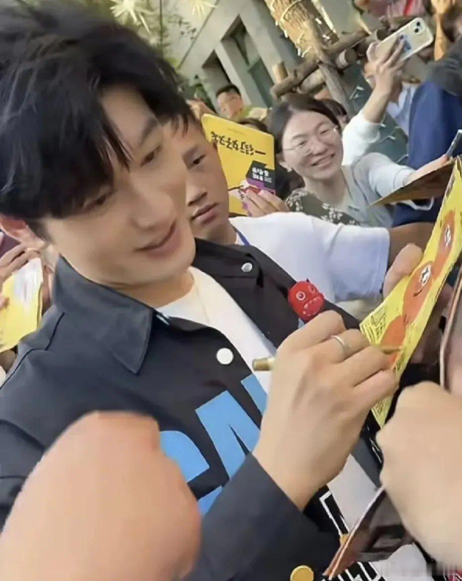 #黄晓明中指戴钻戒#这应该是跟叶柯官宣以后才有的吧！虽然这次恋爱没有像与前妻那样