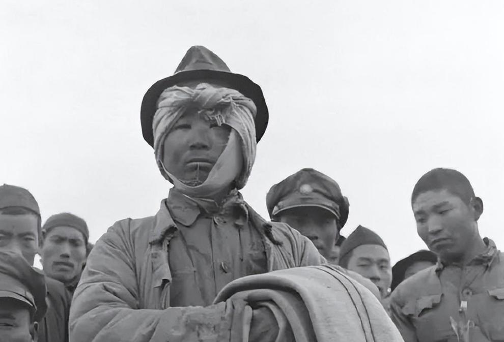 1955年，一位哑巴炊事员向毛主席敬礼，毛主席为何要亲自授予他少尉军衔？
195