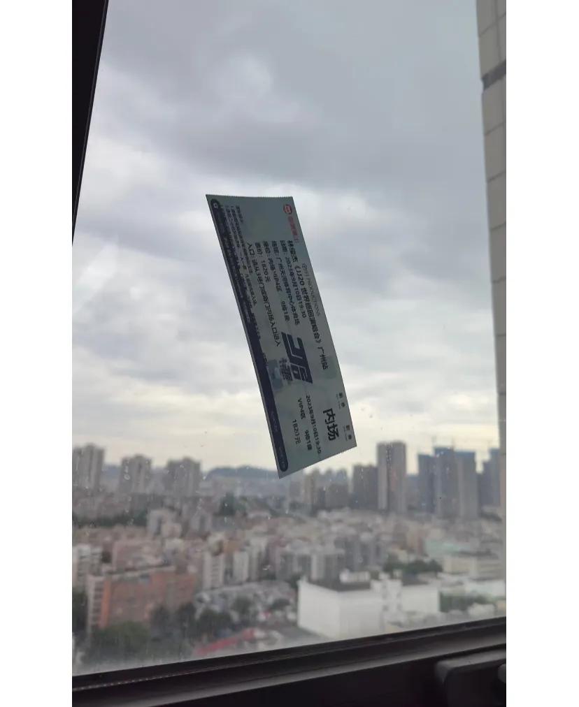 台风刮来的什么鬼东西台风来了好大的风啊
什么鬼东西刮到了玻璃上吓我一跳
林俊杰演