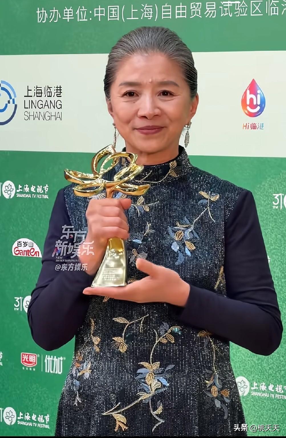 第一次看迟蓬老师的电视剧，是《温州一家人》他演的那个妈妈，瑞安的一个农村主妇，被