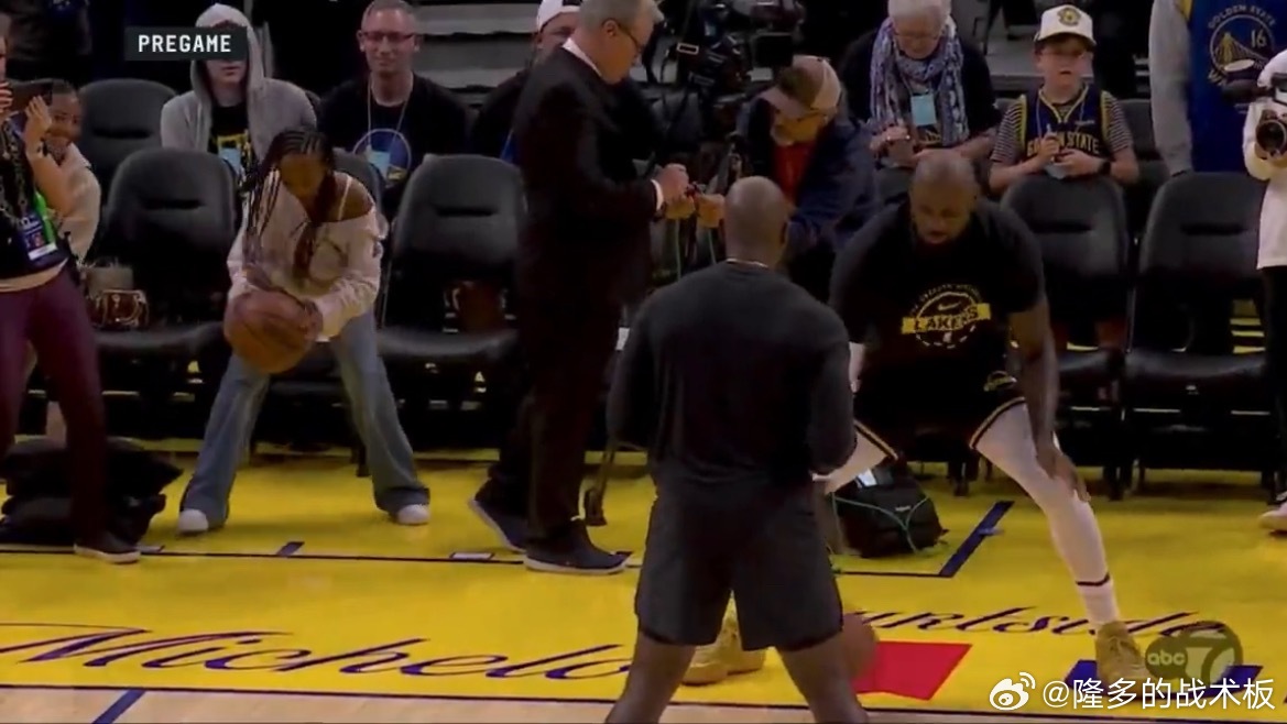 詹姆斯说，这是他职业生涯里女儿朱莉第一次来客场看他打球。“她已经在问下一场是什么