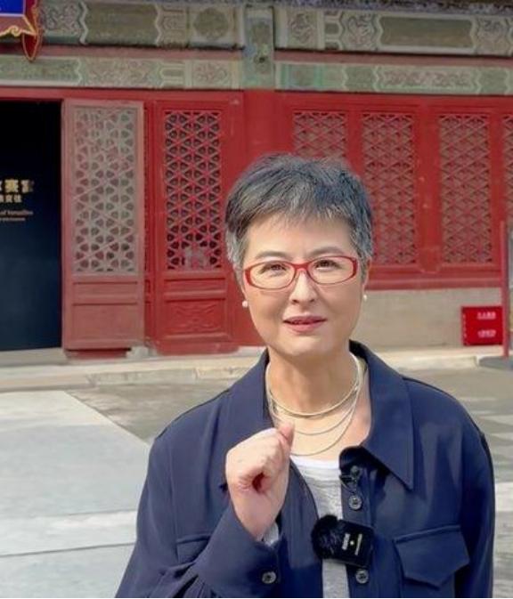 42岁的央视主持人张泉灵辞去工作后，趁着60岁的丈夫不注意，带着存款147万，前