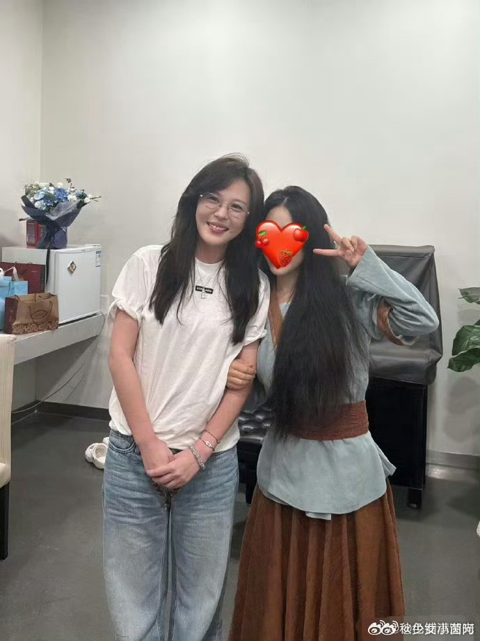 李金铭现身看到这张合照直接安心，姐姐把自己照顾得超棒，温柔又松弛 