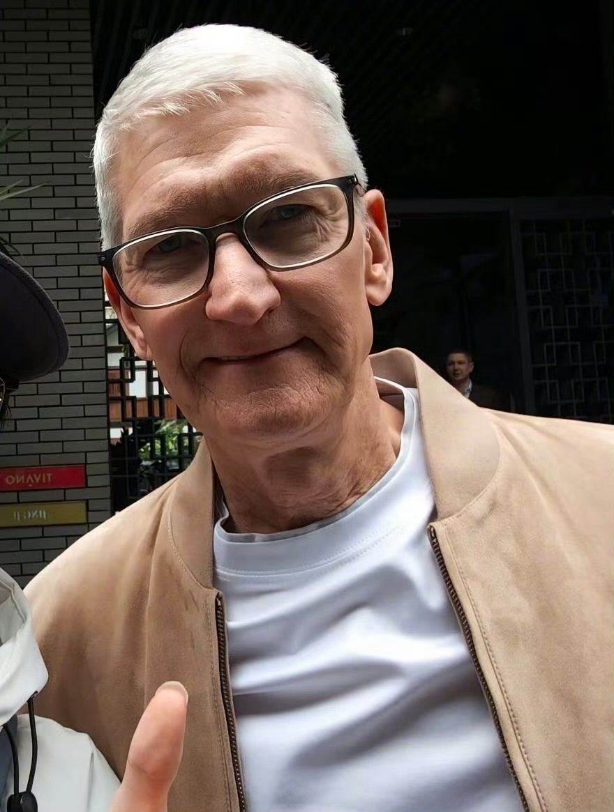 库克现身苹果50周年快闪活动库克现身成都太古里苹果零售店，路人用小米拍合照