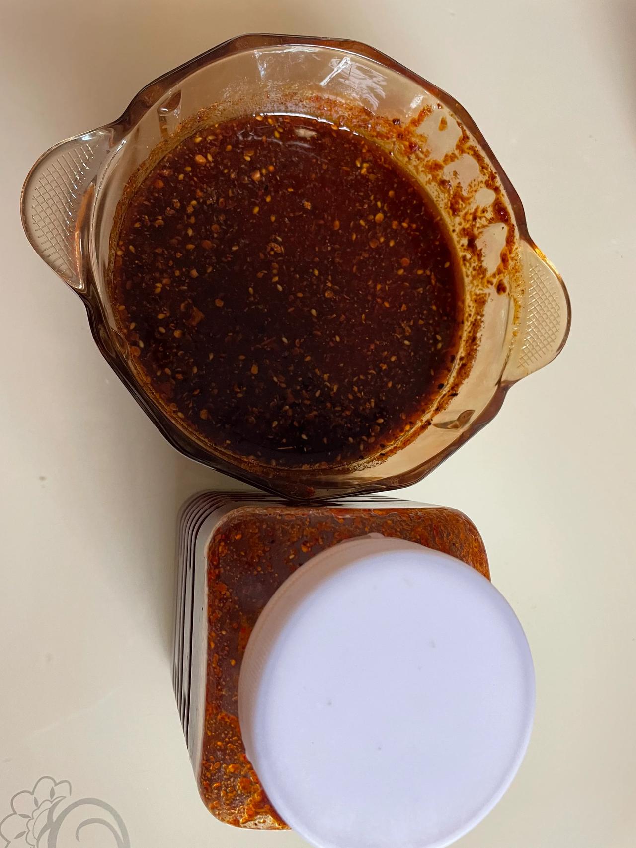 
家里有些干辣淑粉，准备做个辣淑油。
配料：核桃、芝麻、香油、鸡棕油、花淑油。