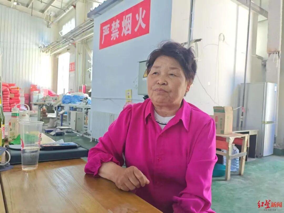 在新疆石河子市，65 岁的王秀芹和老伴踏踏实实种地、做手工棉被二十多年，一点点攒