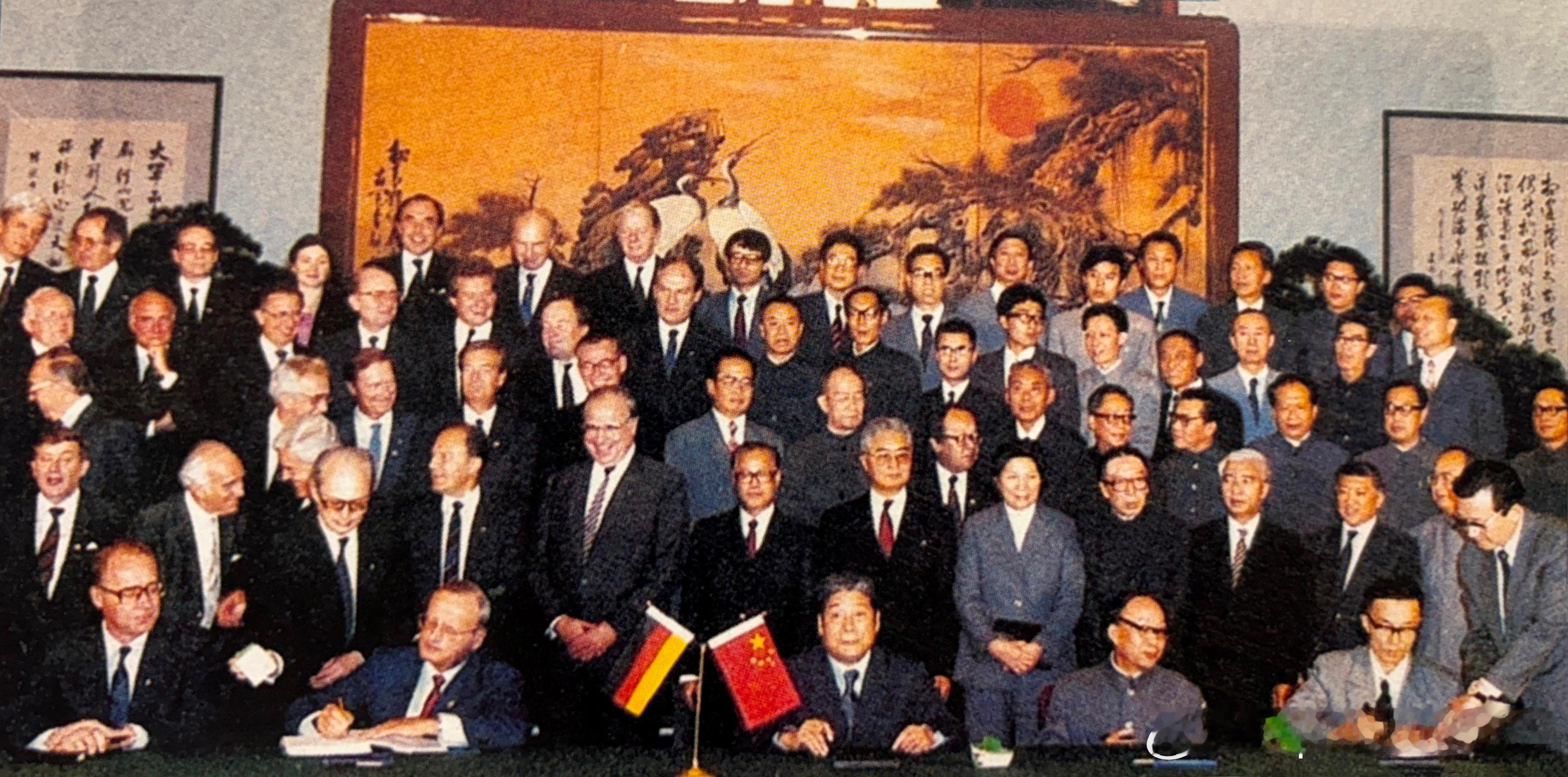 1984年10月10日上海大众合营合同在北京人民大会堂签署历史影像